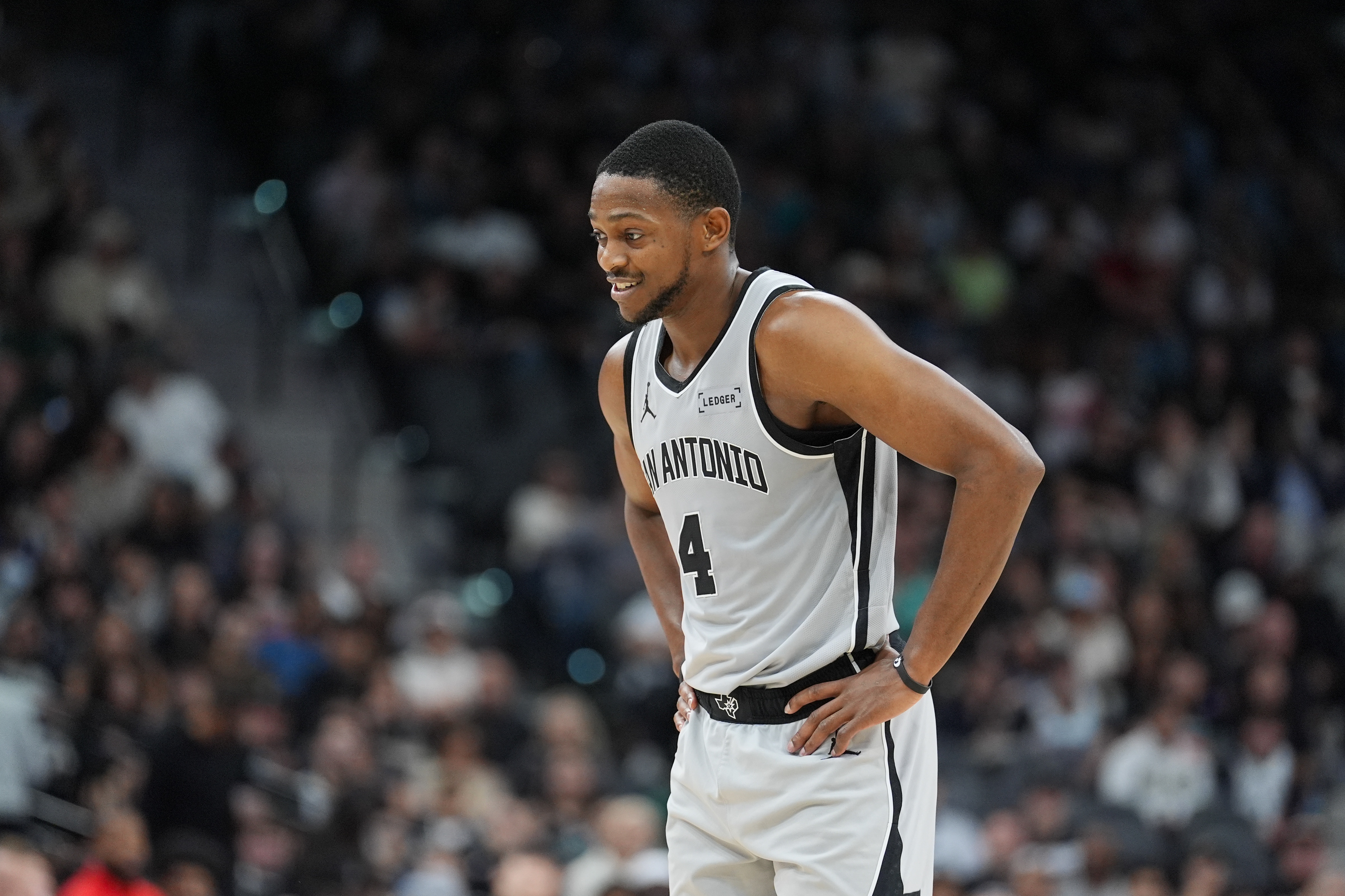 开云官方-今天不太行！福克斯9投5中&amp;罚球2中2得14分5板5助1断 正负值-12