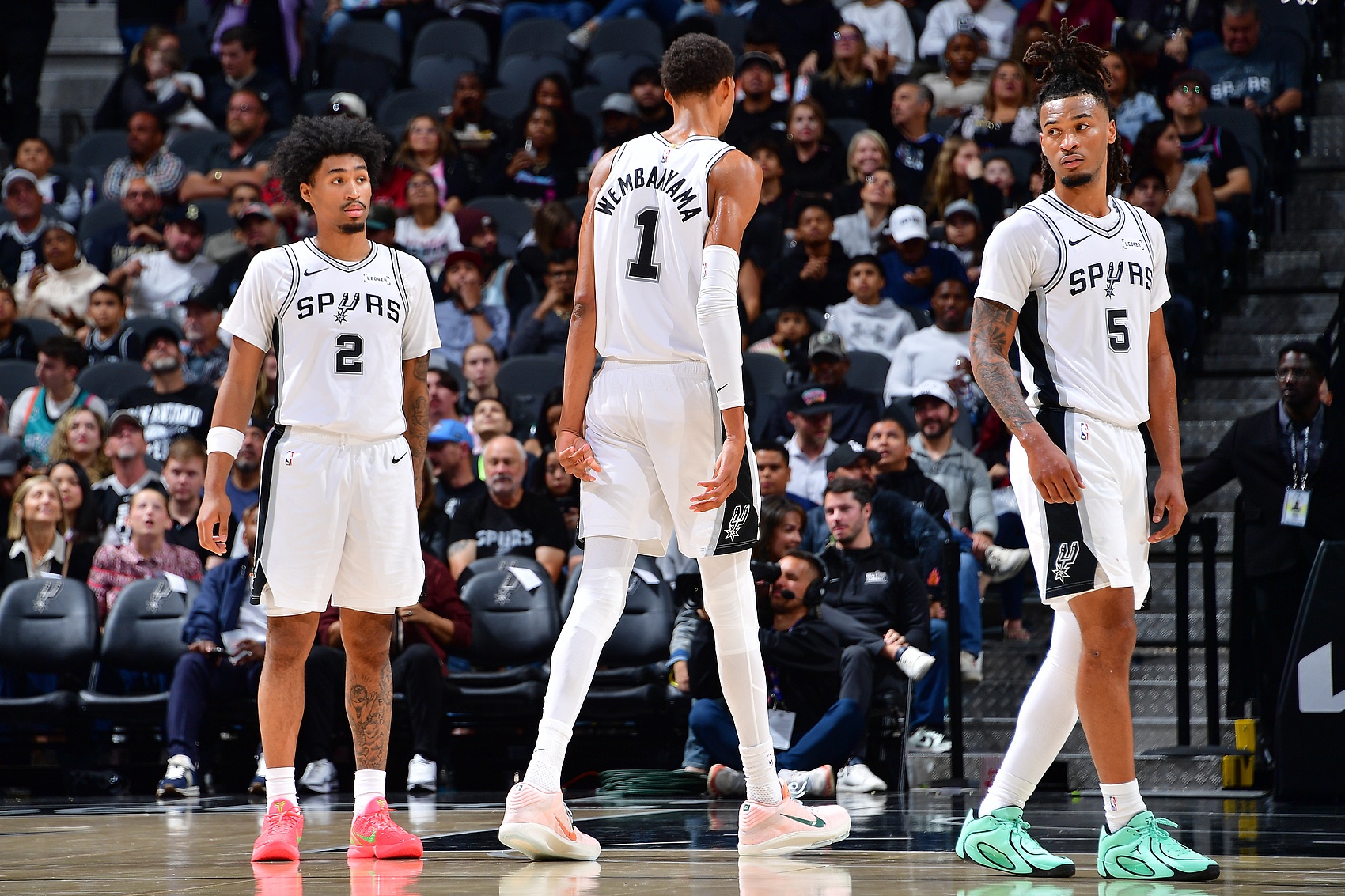 开云网页-张佳玮谈马刺赢球特征：文班统治防守端 卡斯尔推转换 哈珀砍分